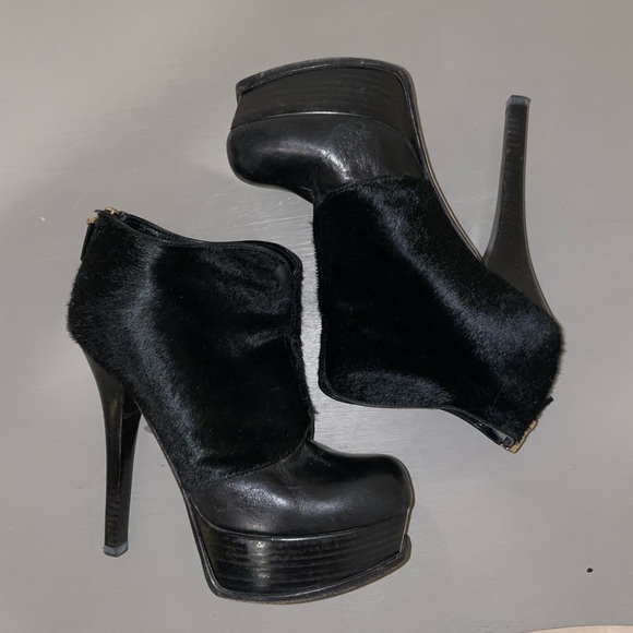 FENDI leather ankle boots with fur and gold toe accent. - Picture 2 of 10